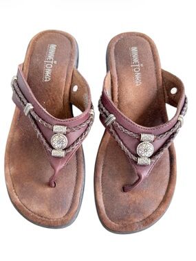 Minnetonka dark brown genuine leather silver beaded flip flop sandals size 7